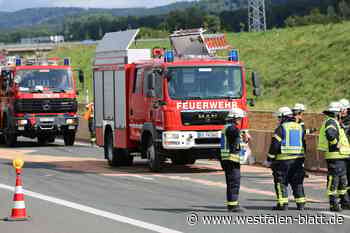Lkw-Anhänger auf A2 bei Bielefeld in Flammen