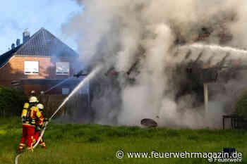 Wohnhausbrand flammt mehrfach wieder auf