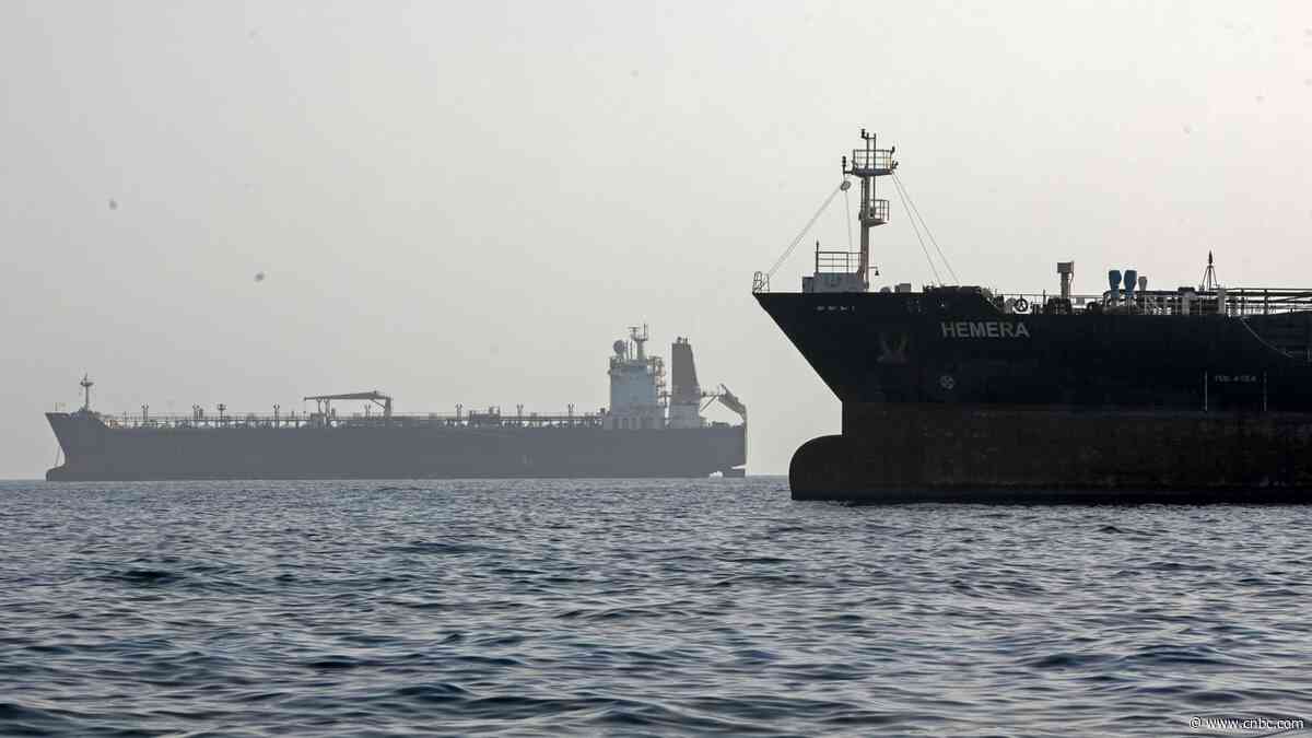 U.S., Iran intensify attacks as ceasefire frays, peace talks stall