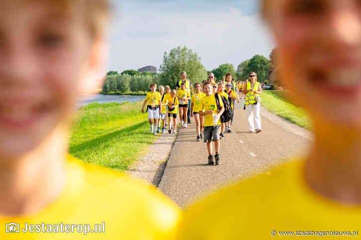 Avondvierdaagse trekt in lange stoet door Stadshagen (fotoreportage)