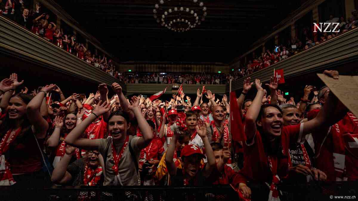 «Wir haben mit Leonardo Genoni noch bis morgens um vier gefeiert»: Das Eishockey-Nationalteam wird im Zürcher Volkshaus frenetisch empfangen