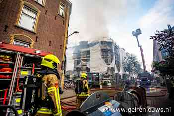 Uitslaande gebouwbrand in woonwijk