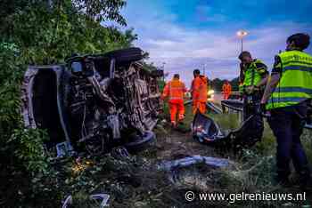 Chauffeur gewond nadat bus in vangrail belandt