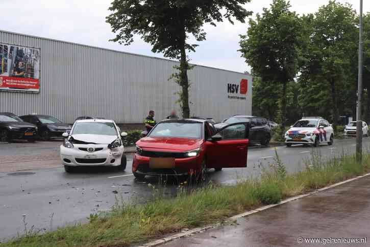 Verkeerschaos na botsing tussen twee auto’s