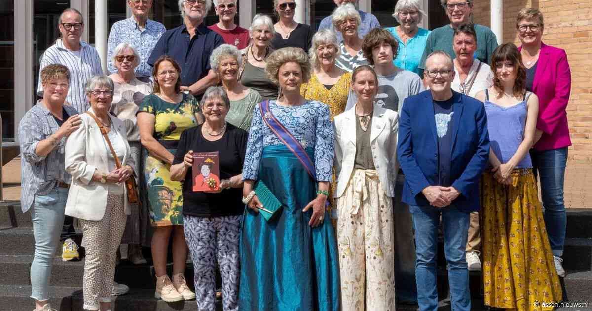 Op het bordes voor ‘Bericht van de keuningin’: 46 Drentse teksten