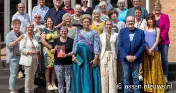 Op het bordes voor ‘Bericht van de keuningin’: 46 Drentse teksten