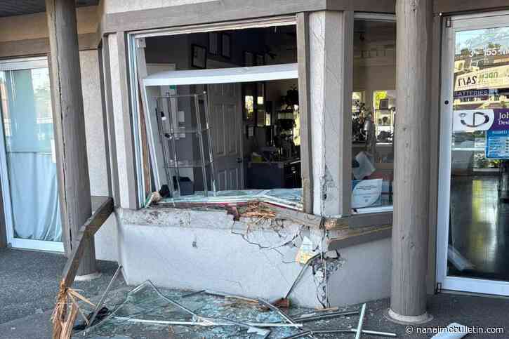 Truck smashes through Parksville jeweller’s window in break-in attempt