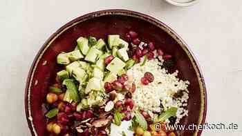 Vegane marokkanische Bowl mit geschmorten Auberginen und Avocado-Minzsalat