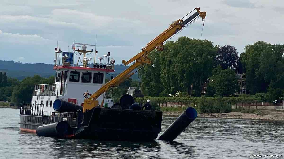 Kunststof buizen uit de Rijn gehaald