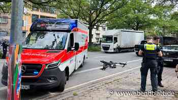 E-Scooter-Fahrer weichen Pick-up-Truck aus und krachen ineinander