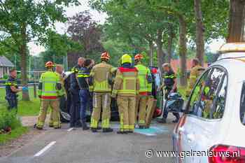 Auto belandt op zijkant na botsing met boom
