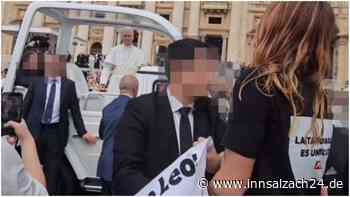 Peta-Aktivistin Lena (24) aus Mühldorf protestiert bei Papst-Audienz: abgeführt!