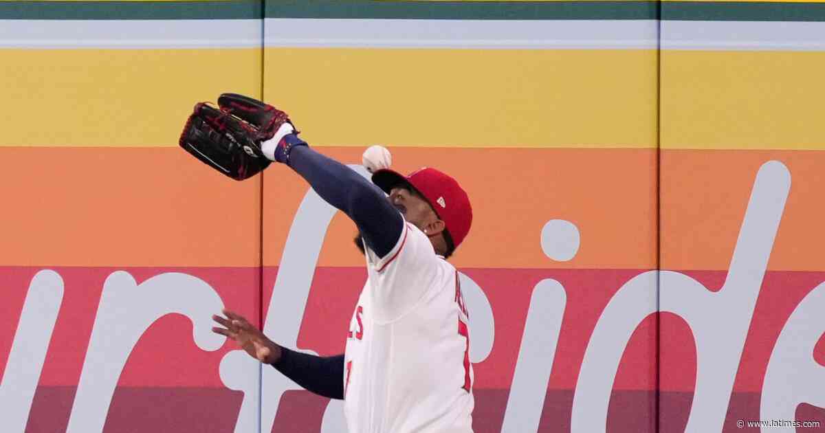 From 'Jo Show' to 'oh no': Angels outfielder revives José Canseco meme by giving up homer off his head