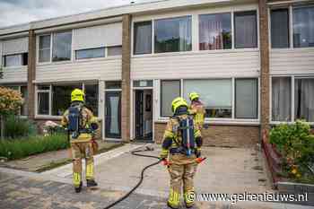 Buurman blust brandend speelgoedautootje in woning