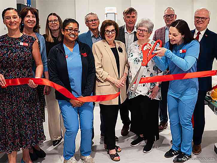  Loyalist cuts ribbon on new Medical Radiation Technology lab