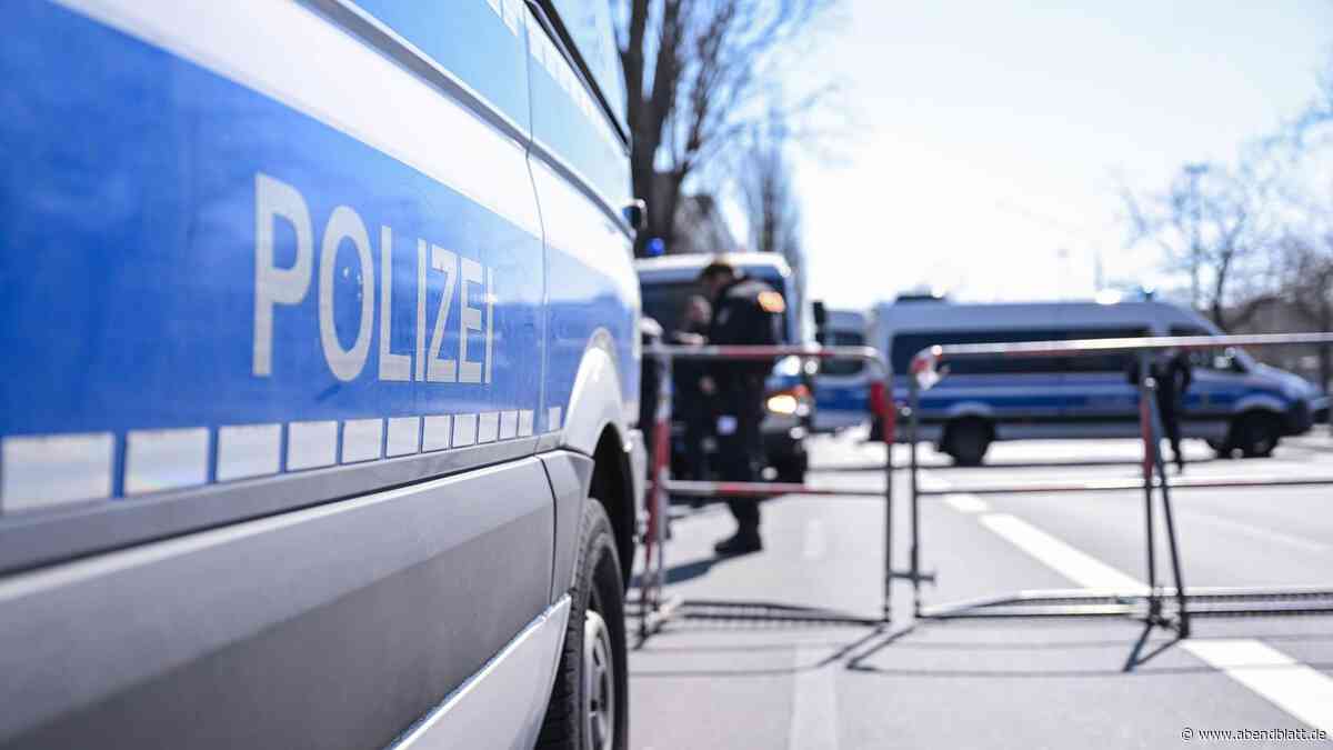 Autofahrer durchbricht Straßensperre – Polizist gibt Schuss ab