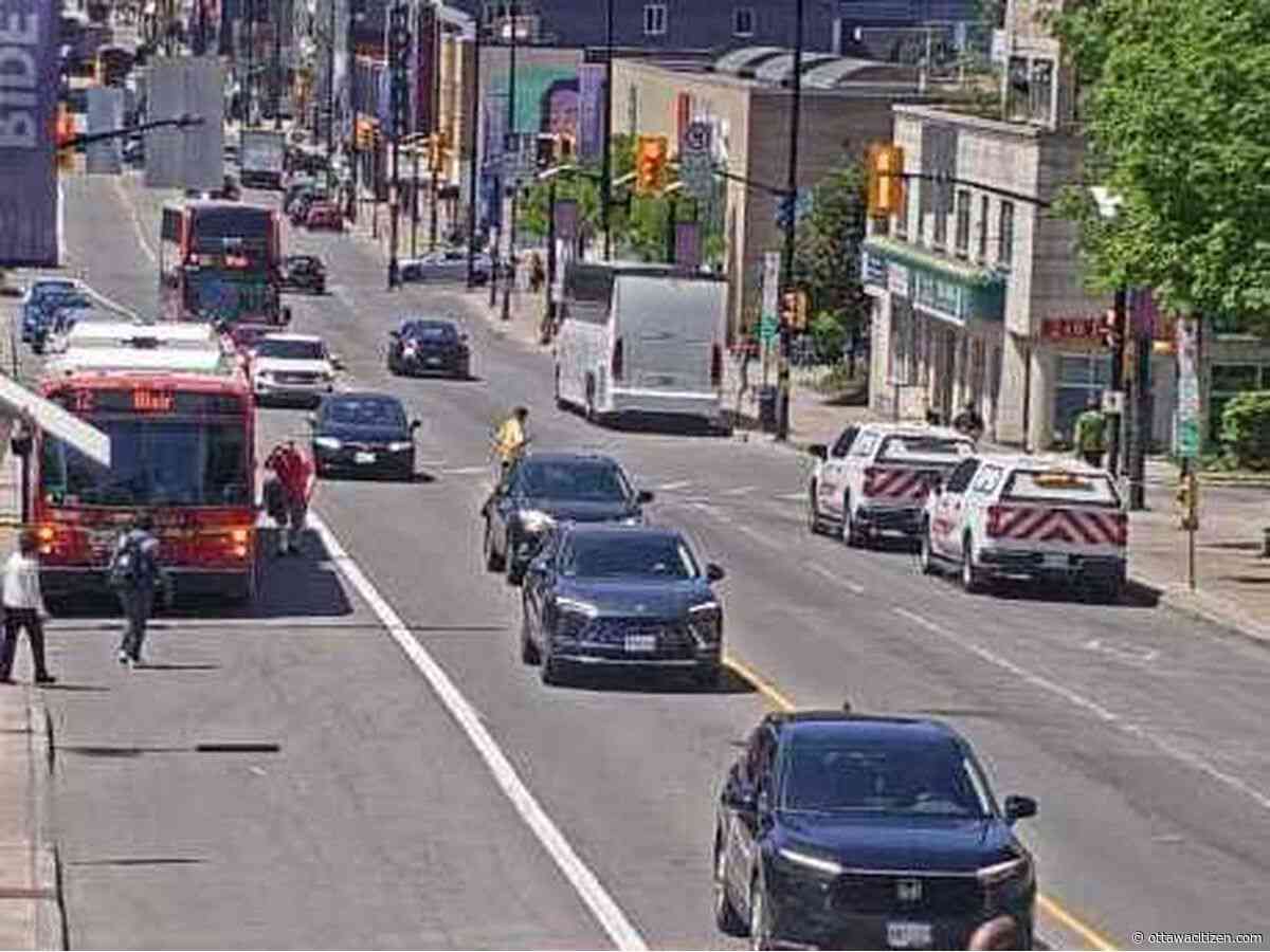 Stabbing victim jumps onto OC Transpo bus on Rideau Street