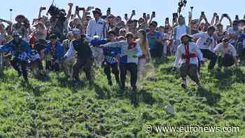 UK: Centuries-old cheese rolling in Brockworth attracts crowds from across Europe