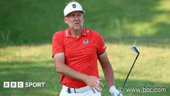 Poulter suffers knee injury 'hopping up two steps'