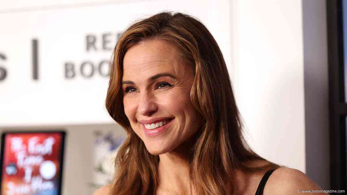 Jennifer Garner turns heads in red-hot Baywatch-inspired look