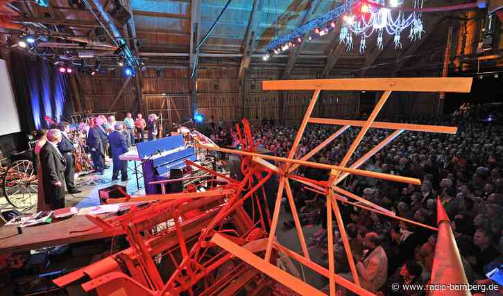 Stelzenfestspiele mit Kuh-Gesprächen und Gülle-Orgel