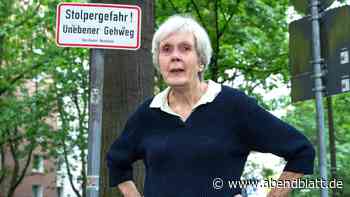 Seniorin stürzt über Gehwegplatte – und nennt Reaktion des Bezirks „Frechheit“