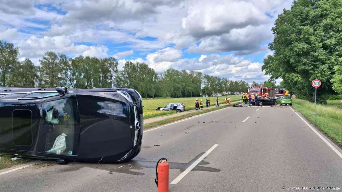 Überholmanöver führt zu Unfall mit fünf Fahrzeugen und drei Verletzten