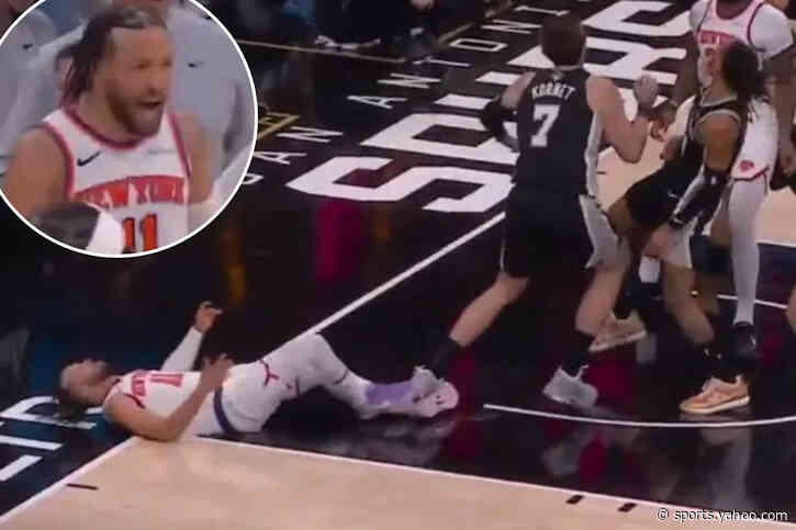 Jalen Brunson explodes at ref Scott Foster after Spurs player steps on ankle