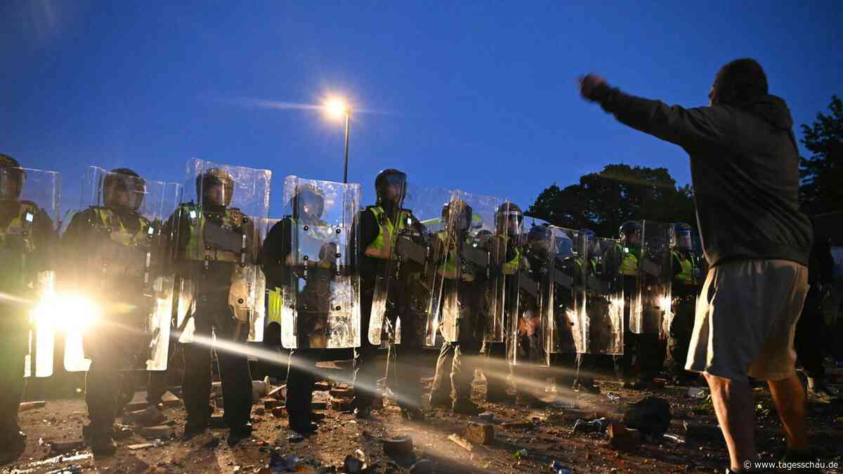 Unruhen und Rassismusdebatte in Großbritannien nach Polizeifehler
