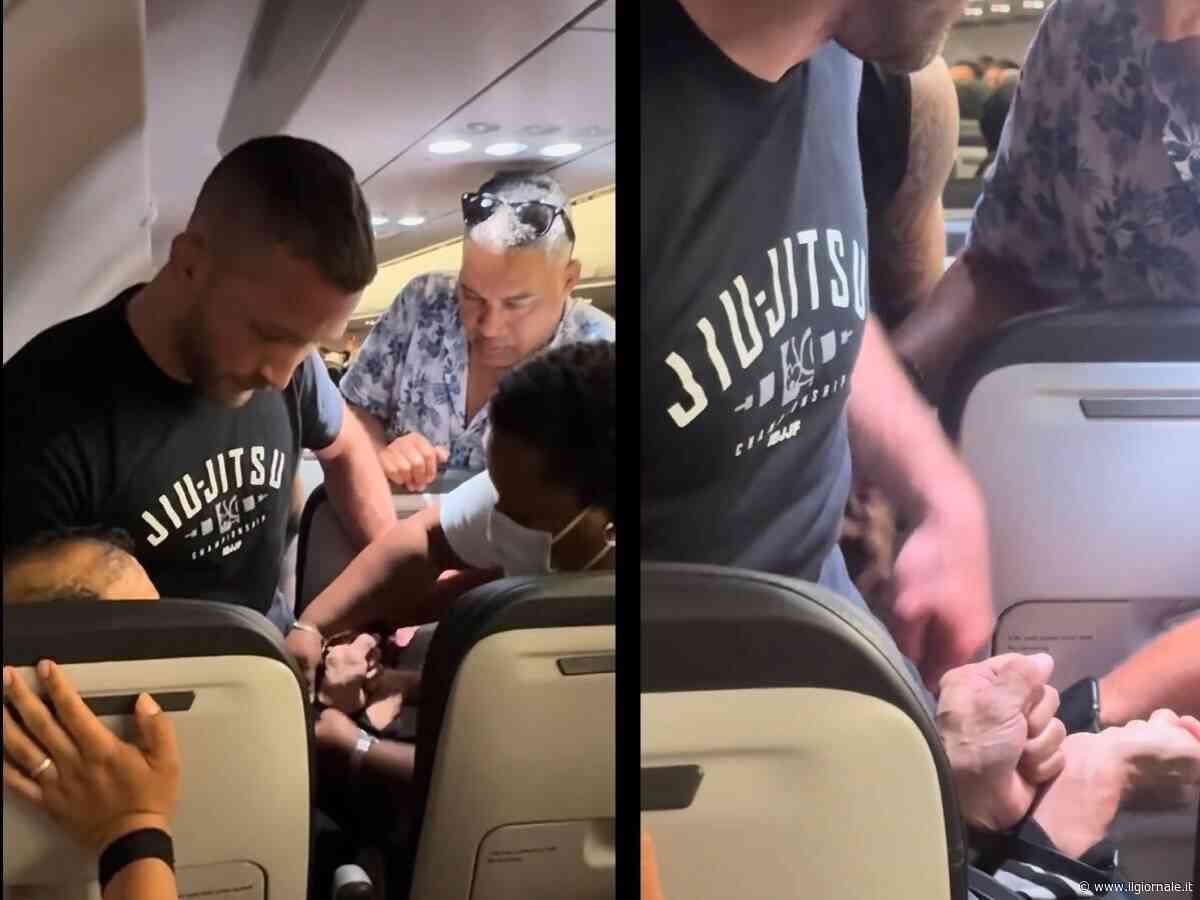 Paura in volo, passeggero tenta di aprire il portellone e aggredisce l'equipaggio: fermato da un ex lottatore MMA