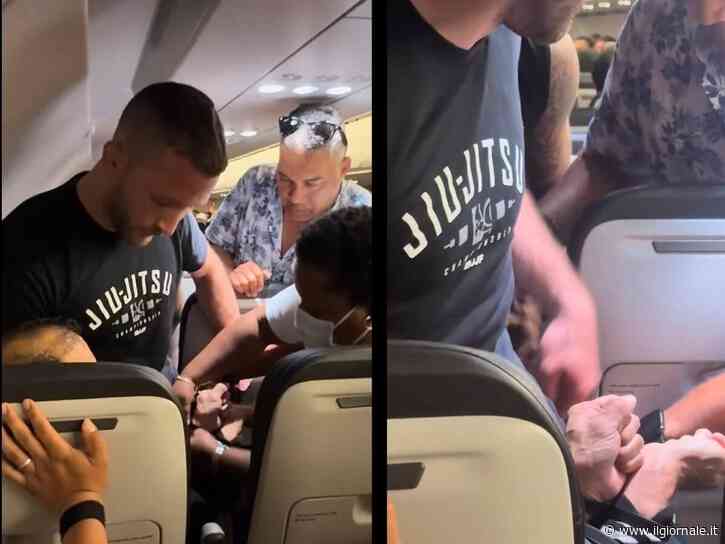 Paura in volo, passeggero tenta di aprire il portellone e aggredisce l'equipaggio: fermato da un ex lottatore MMA