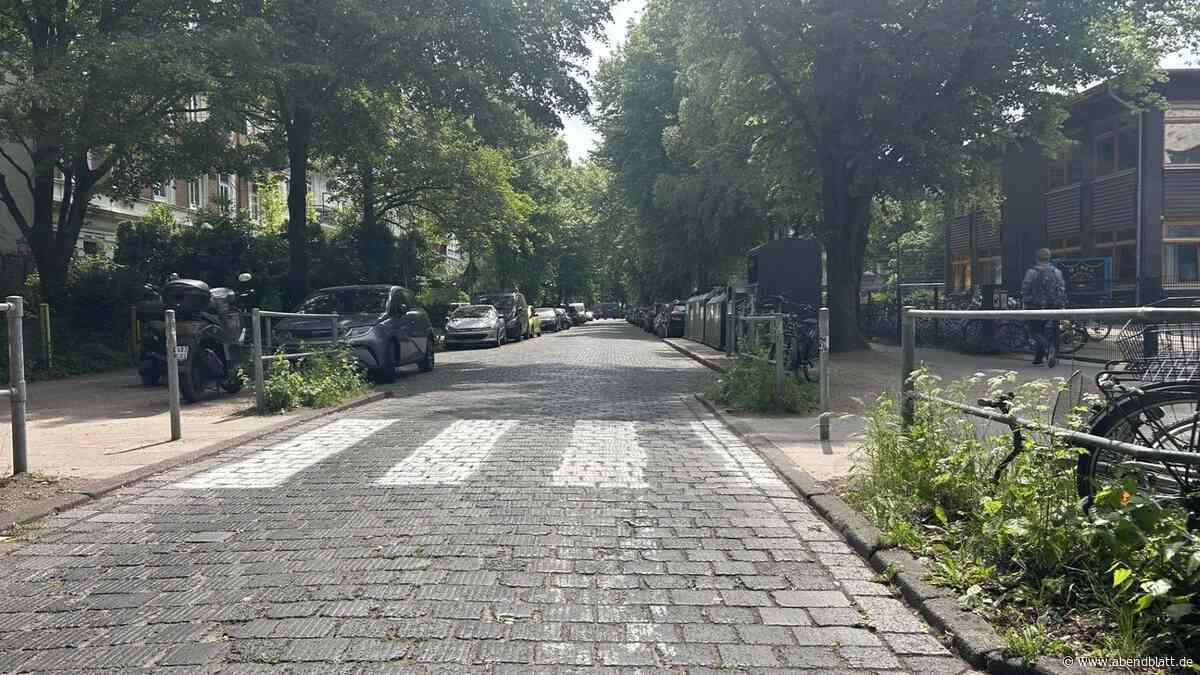 Zum 6. Mal: Aktivisten tragen verbotenen Zebrastreifen in Hoheluft-West auf