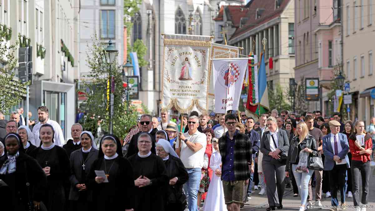 Hunderte feiern Fronleichnam in der Innenstadt