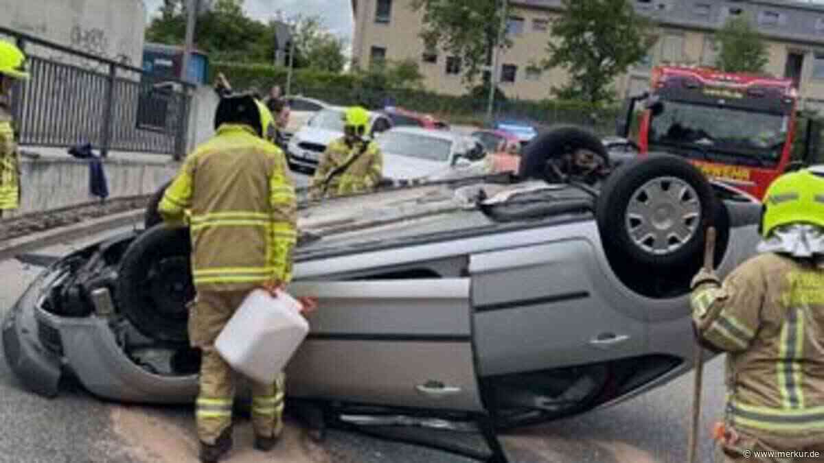 Betrunkener Autofahrer überschlägt sich in Unterführung