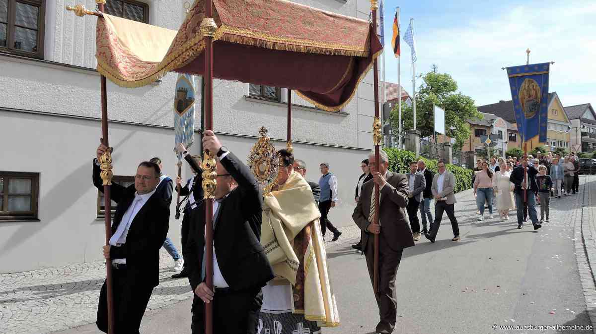 Viele Gläubige ziehen an Fronleichnam durch Burgheim