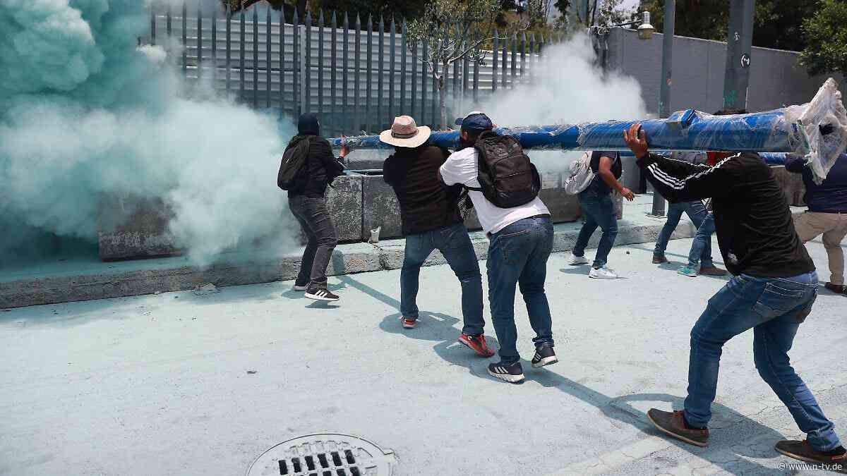 Regierungsgebäude gestürmt: Im WM-Gastgeberland Mexiko erschüttern Lehrer gewaltsam die Vorfreude