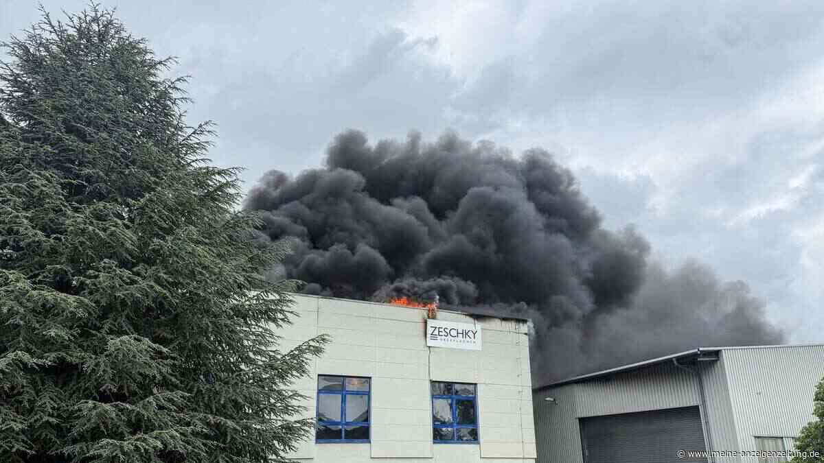 Großbrand in Industriebetrieb – Schwarze Rauchwolke über der A1