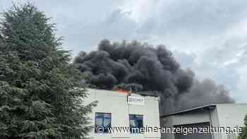 Großbrand in Industriebetrieb – Schwarze Rauchwolke über der A1