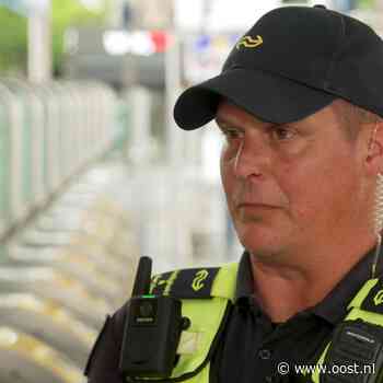 Leon is eerste NS-boa in Overijssel met wapenstok: 'Ik maak van alles mee'
