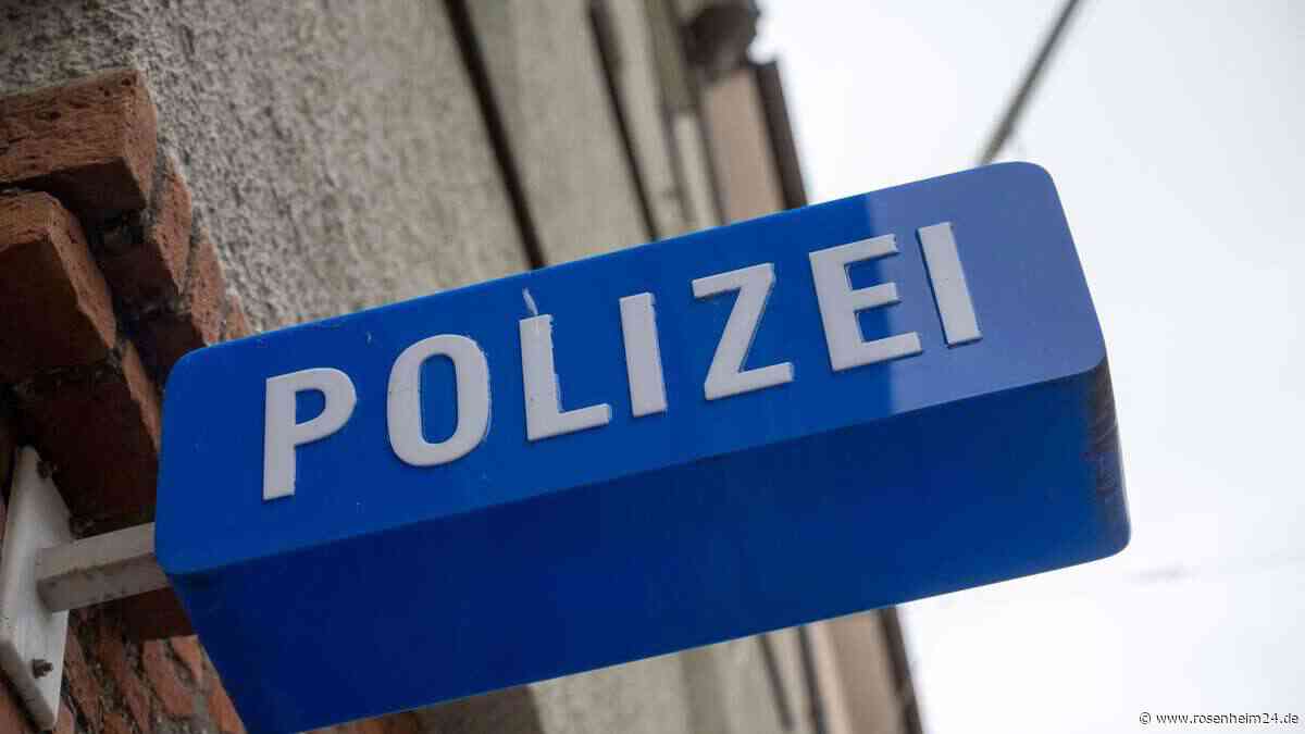 Mann schlägt in München mit Straßenschild auf Menschen ein