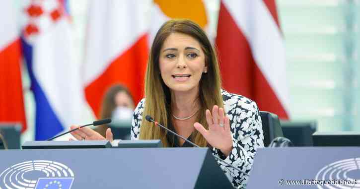 Pina Picierno, il suvlaki con Cerasa e la colla all’europoltrona (in attesa di Forza Italia)