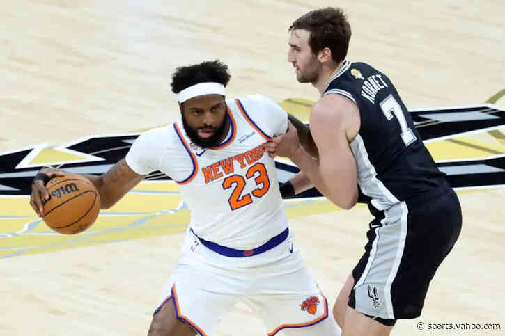 Mitchell Robinson solid off  bench in Knicks’ Game 1 win but hand injury mystery remains