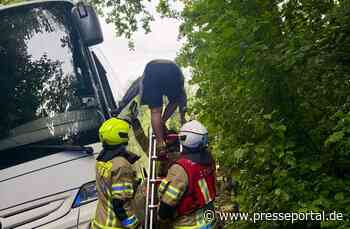 FW Ratingen: Linienbus auf Waldweg von Fahrbahn abgekommen
