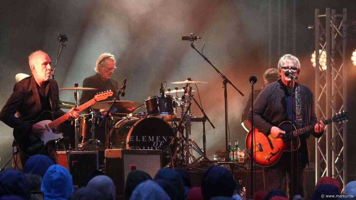 Element of Crime spielen bei Gewitter: Blitz zuckt genau zum ersten Ton