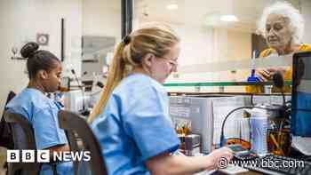 NHS staff should be banned from wearing pro-Palestinian badges, report recommends