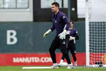 Man Utd keeper Heaton signs one-year contract