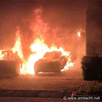 Twee auto's volledig uitgebrand aan Zilvereiger