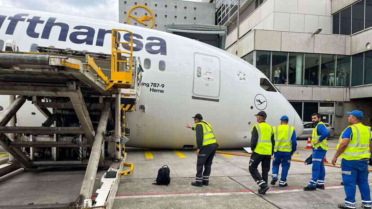 Aufregung am Flughafen Frankfurt: Lufthansa-Boeing knickt plötzlich ein – die Bilder