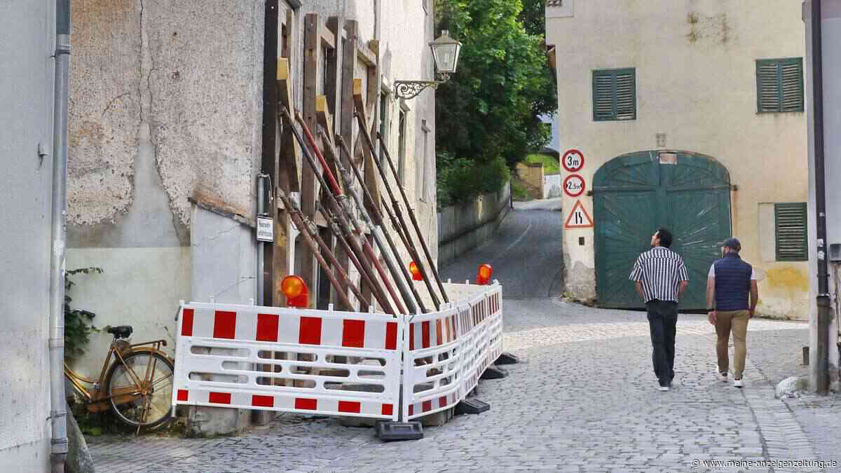 Stadt ordnet Sicherungsmaßnahmen an: Haus am Domberg mit Eisenstangen gestützt
