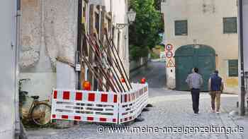 Stadt ordnet Sicherungsmaßnahmen an: Haus am Domberg mit Eisenstangen gestützt